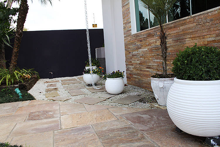 Pedra Goiana Amarela mesclada serrada em vários tamanhos é perfeita para revestimento de pisos