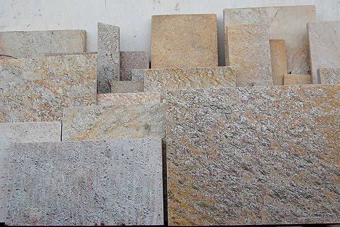 Pedra Goiana Amarela mesclada serrada em vários tamanhos é perfeita para revestimento de pisos