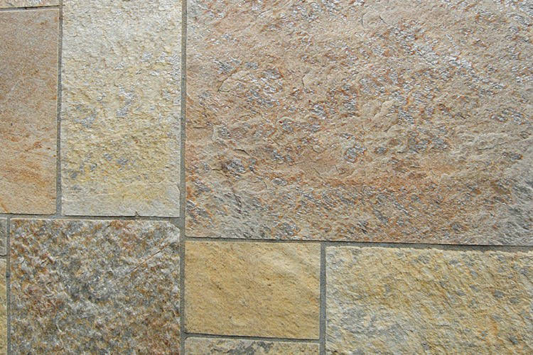 Pedra Goiana Amarela mesclada serrada em vários tamanhos é perfeita para revestimento de pisos