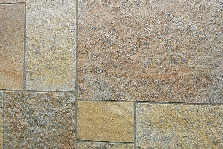 Pedra Goiana Amarela mesclada serrada em vários tamanhos é perfeita para revestimento de pisos